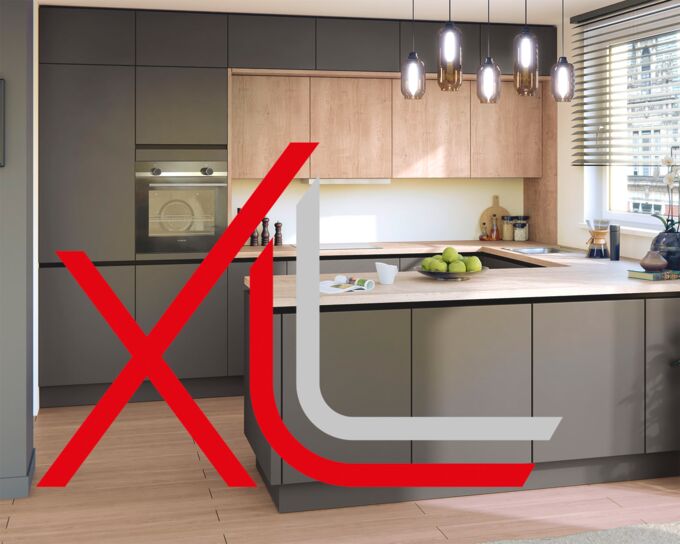XL-Logo vor Küche in XL-Höhe