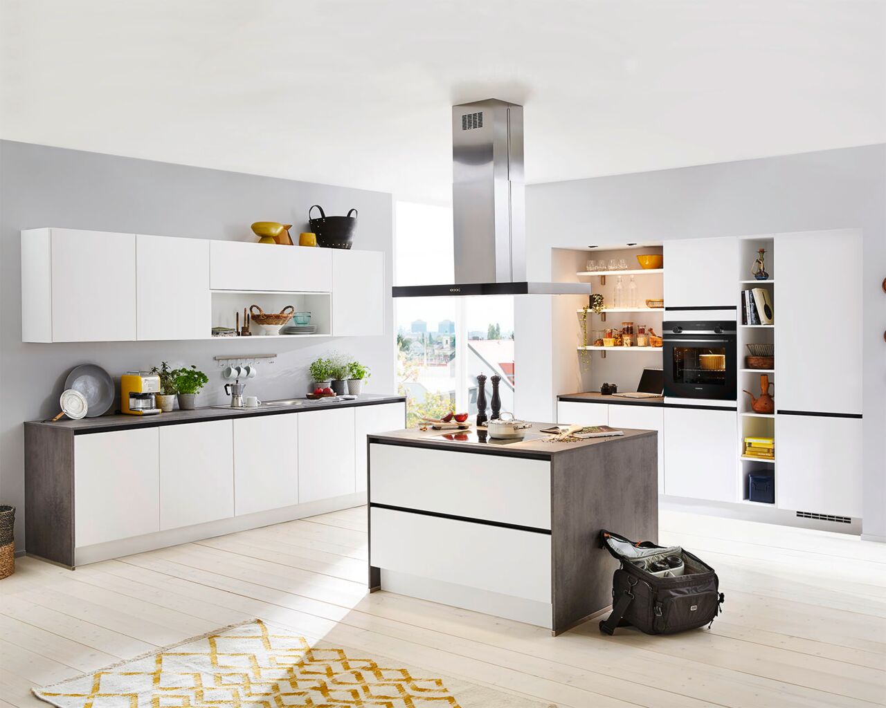 Grifflose Küche mit Kochinsel nobilia LineN Senso in Lack, Weiß Premium matt