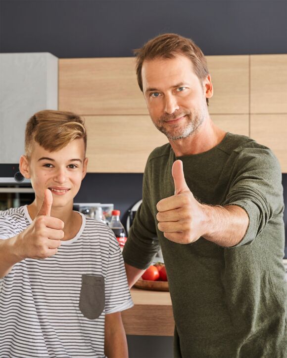 Vater und Sohn vor neuer Küche
