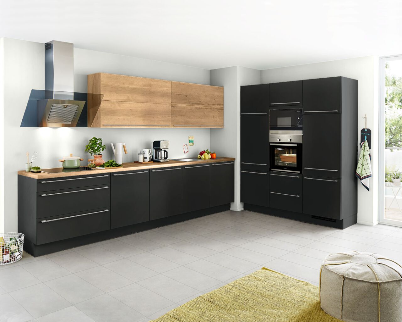 Schwarze L-Küche mit Holz nobilia Touch Schwarz supermatt / Structura Eiche Sierra Nachbildung