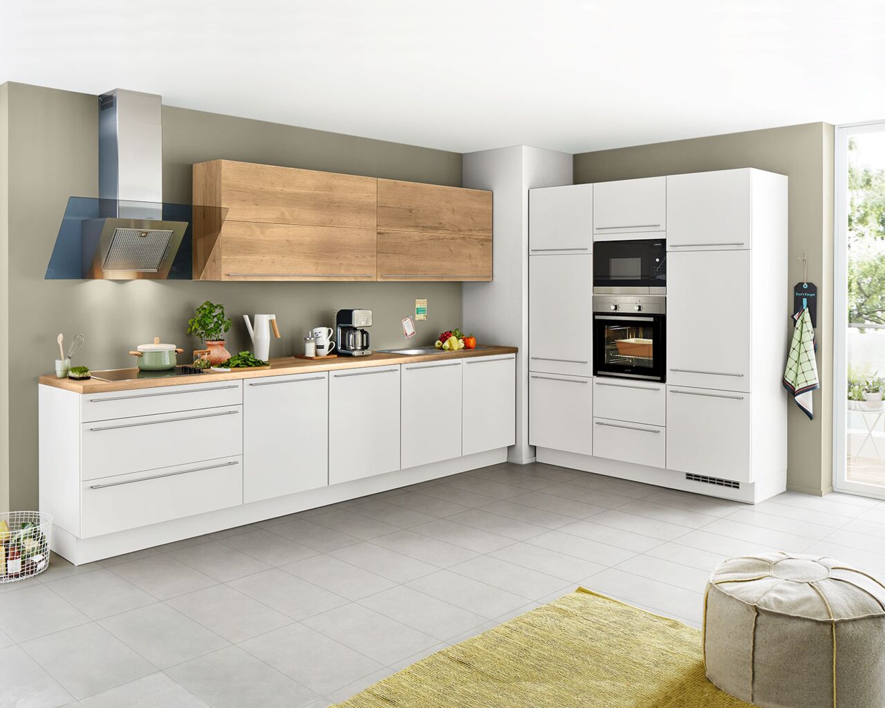 L-Küche in Weiß mit Holz nobilia Speed Alpinweiß / Structura Eiche Sierra Nachbildung