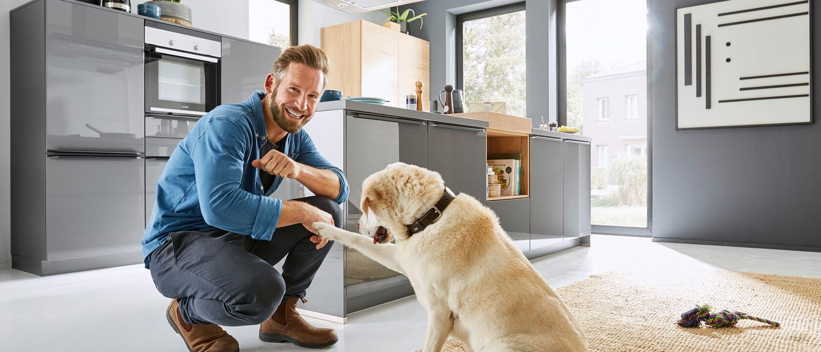 Mann mit Hund in Küche