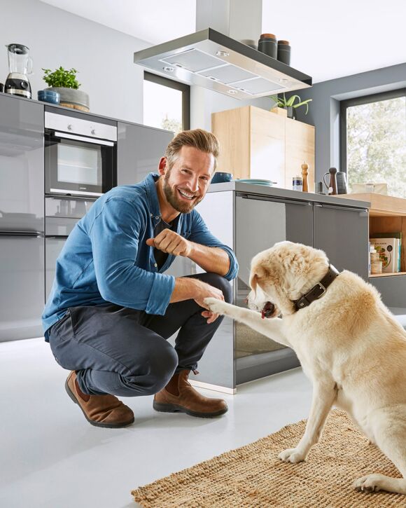 Mann und Hund vor neuer Küche