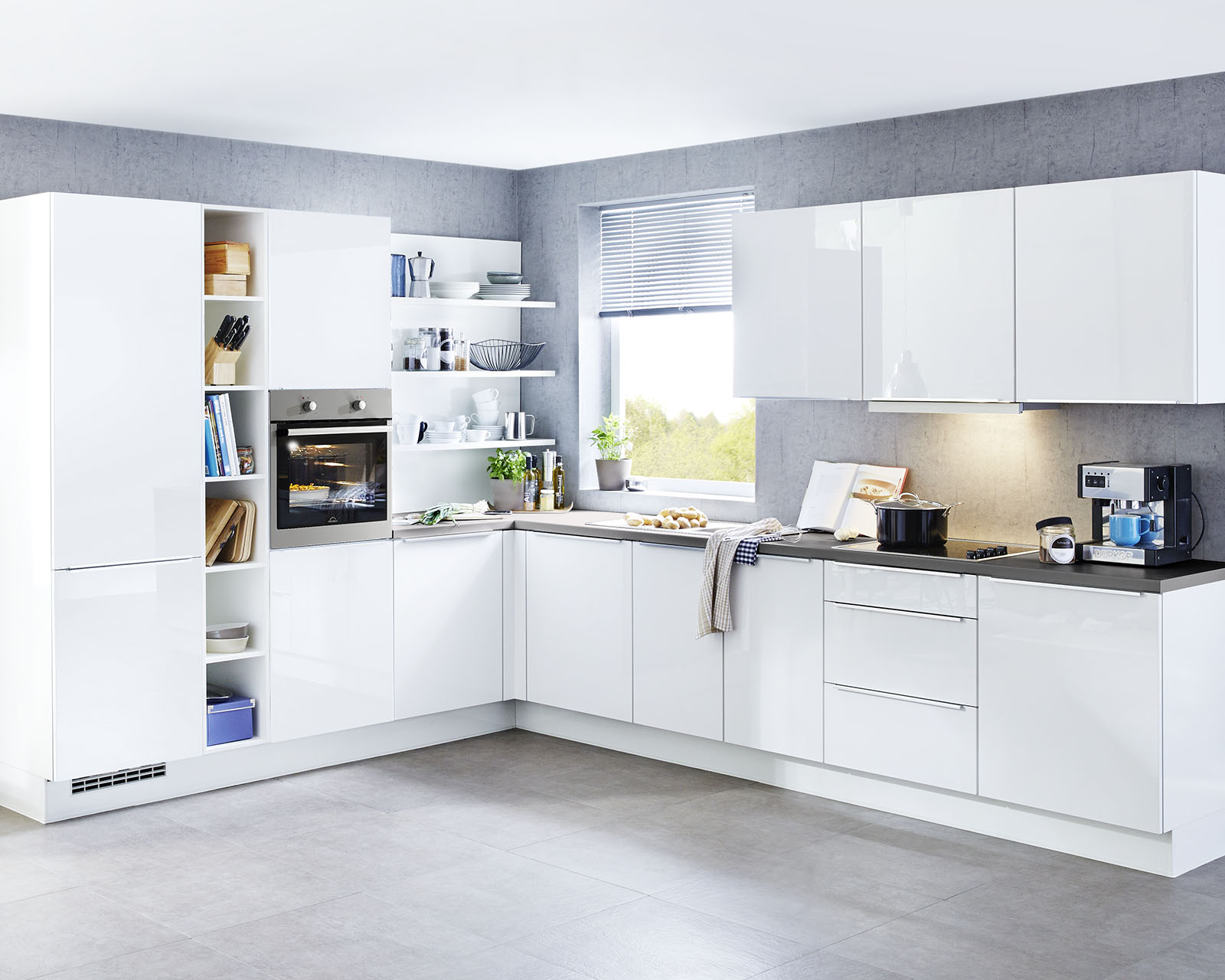 Moderne, offene L-Küche in Weiß Hochglanz | Küchentestkauf